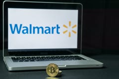 Νόμισμα Bitcoin με το λογότυπο Walmart σε μια οθόνη lap-top, Σλοβενία - 23 Δεκεμβρίου 2018 στοκ εικόνα με δικαίωμα ελεύθερης χρήσης Νόμισμα Bitcoin με το λογότυπο Walmart σε μια οθόνη lap-top, Σλοβενία - 23 Δεκεμβρίου 2018 στοκ εικόνα με δικαίωμα ελεύθερης χρήσης
