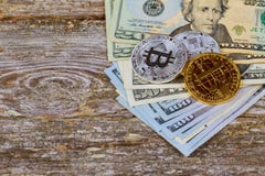 Νόμισμα bitcoin στο υπόβαθρο ενός σωρού των λογαριασμών δολαρίων στοκ φωτογραφίες με δικαίωμα ελεύθερης χρήσης Νόμισμα bitcoin στο υπόβαθρο ενός σωρού των λογαριασμών δολαρίων στοκ φωτογραφίες με δικαίωμα ελεύθερης χρήσης