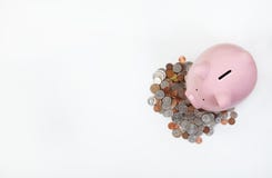 Νόμισμα τραπεζών και νομισμάτων Piggy στον άσπρο υπολογιστή γραφείου με το διάστημα αντιγράφων Στοκ φωτογραφία με δικαίωμα ελεύθερης χρήσης Νόμισμα τραπεζών και νομισμάτων Piggy στον άσπρο υπολογιστή γραφείου με το διάστημα αντιγράφων Στοκ φωτογραφία με δικαίωμα ελεύθερης χρήσης