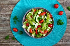 Νόστιμη διαιτητική σαλάτα βιταμινών με τα φρέσκα αγγούρια, ντομάτες, πράσινα Σαλάτα από τα οργανικά λαχανικά r στοκ εικόνες Νόστιμη διαιτητική σαλάτα βιταμινών με τα φρέσκα αγγούρια, ντομάτες, πράσινα Σαλάτα από τα οργανικά λαχανικά r στοκ εικόνες