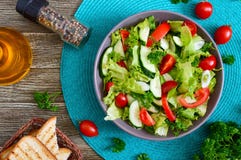 Νόστιμη διαιτητική σαλάτα βιταμινών με τα φρέσκα αγγούρια, ντομάτες, πράσινα Σαλάτα από τα οργανικά λαχανικά r στοκ φωτογραφίες Νόστιμη διαιτητική σαλάτα βιταμινών με τα φρέσκα αγγούρια, ντομάτες, πράσινα Σαλάτα από τα οργανικά λαχανικά r στοκ φωτογραφίες