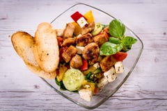 Νόστιμη ελληνική σαλάτα στο πιάτο που τοποθετούνται στον πίνακα, ελληνικό εθνικό πιάτο στοκ φωτογραφία με δικαίωμα ελεύθερης χρήσης Νόστιμη ελληνική σαλάτα στο πιάτο που τοποθετούνται στον πίνακα, ελληνικό εθνικό πιάτο στοκ φωτογραφία με δικαίωμα ελεύθερης χρήσης