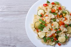 Νόστιμη σαλάτα των ζυμαρικών farfalle με τη τοπ άποψη κινηματογραφήσεων σε πρώτο πλάνο λαχανικών στοκ φωτογραφίες με δικαίωμα ελεύθερης χρήσης Νόστιμη σαλάτα των ζυμαρικών farfalle με τη τοπ άποψη κινηματογραφήσεων σε πρώτο πλάνο λαχανικών στοκ φωτογραφίες με δικαίωμα ελεύθερης χρήσης