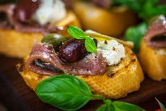 Νόστιμο bruschetta με την αντσούγια, κάπαρη, ελαιόλαδο στοκ φωτογραφίες με δικαίωμα ελεύθερης χρήσης Νόστιμο bruschetta με την αντσούγια, κάπαρη, ελαιόλαδο στοκ φωτογραφίες με δικαίωμα ελεύθερης χρήσης
