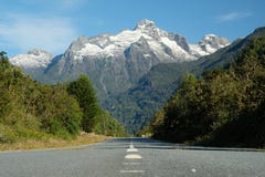 Νότιο οδικό ταξίδι Carretera, οδοντωτό βουνό πέρα από το δρόμο στοκ εικόνες Νότιο οδικό ταξίδι Carretera, οδοντωτό βουνό πέρα από το δρόμο στοκ εικόνες