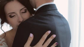 Νύφη και νεόνυμφος Enamoured που εξετάζουν ο ένας τον άλλον με την τρυφερότητα απόθεμα βίντεο Νύφη και νεόνυμφος Enamoured που εξετάζουν ο ένας τον άλλον με την τρυφερότητα απόθεμα βίντεο