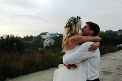 Νύφη όπλα του νεόνυμφου Στοκ φωτογραφία με δικαίωμα ελεύθερης χρήσης Νύφη όπλα του νεόνυμφου Στοκ φωτογραφία με δικαίωμα ελεύθερης χρήσης