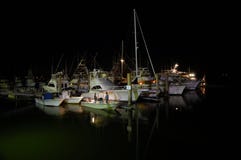 νύχτα ατόμων αποβαθρών βαρκών που καλύπτονται ομιλία δύο στοκ εικόνες νύχτα ατόμων αποβαθρών βαρκών που καλύπτονται ομιλία δύο στοκ εικόνες