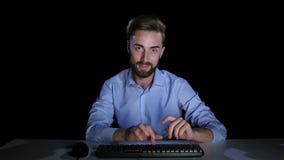 Ξαναγραμμένη συστολή γυναίκα ανδρών που κουβεντιάζει on-line συγκινήσεις στούντιο απόθεμα βίντεο Ξαναγραμμένη συστολή γυναίκα ανδρών που κουβεντιάζει on-line συγκινήσεις στούντιο απόθεμα βίντεο