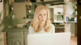 Ξανθή γυναίκα που εξετάζει το lap-top της έκπληκτο και που συγκλονίζεται ξαφνικά απόθεμα βίντεο Ξανθή γυναίκα που εξετάζει το lap-top της έκπληκτο και που συγκλονίζεται ξαφνικά απόθεμα βίντεο