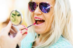 Ξανθή γυναίκα που κάνει makeup υπαίθρια - καθρέφτης τσεπών στοκ φωτογραφίες Ξανθή γυναίκα που κάνει makeup υπαίθρια - καθρέφτης τσεπών στοκ φωτογραφίες