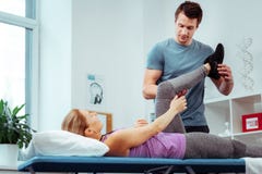 Ξανθή γυναίκα της Νίκαιας που έχει το πόδι της αυξημένο στοκ εικόνες Ξανθή γυναίκα της Νίκαιας που έχει το πόδι της αυξημένο στοκ εικόνες