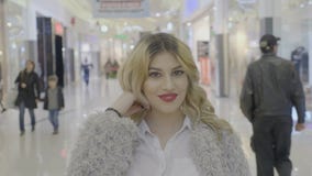 Ξανθό διάσημο θηλυκό στο παιχνίδι λεωφόρων με την τρίχα της και την τοποθέτηση για τα κοινωνικά μέσα της του απολογισμού πρίν ψων απόθεμα βίντεο Ξανθό διάσημο θηλυκό στο παιχνίδι λεωφόρων με την τρίχα της και την τοποθέτηση για τα κοινωνικά μέσα της του απολογισμού πρίν ψων απόθεμα βίντεο