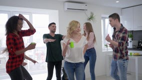 Ξανθό κορίτσι που χορεύει στο επίκεντρο στο σύγχρονο διαμέρισμα, νέοι φιλμ μικρού μήκους Ξανθό κορίτσι που χορεύει στο επίκεντρο στο σύγχρονο διαμέρισμα, νέοι φιλμ μικρού μήκους