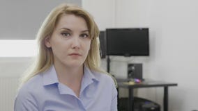 Ξανθός νέος νυσταλέος υπάλληλος στο χασμουρητό γραφείων γραφείων που φαίνεται βαριεστημένο και κουρασμένο - απόθεμα βίντεο Ξανθός νέος νυσταλέος υπάλληλος στο χασμουρητό γραφείων γραφείων που φαίνεται βαριεστημένο και κουρασμένο - απόθεμα βίντεο