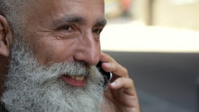 Ξελεπιασμένος επάνω κοιτάξτε στο γενειοφόρο άτομο που μιλά στο τηλέφωνο απόθεμα βίντεο Ξελεπιασμένος επάνω κοιτάξτε στο γενειοφόρο άτομο που μιλά στο τηλέφωνο απόθεμα βίντεο