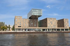 NH Designhotel και μέρη του από το Βερολίνο τοίχου στοκ εικόνες NH Designhotel και μέρη του από το Βερολίνο τοίχου στοκ εικόνες