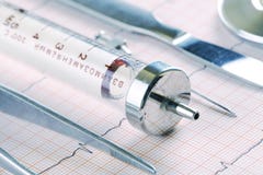 Ξεπερασμένα ιατρικά όργανα που βρίσκονται σε χαρτί ECG στοκ εικόνα Ξεπερασμένα ιατρικά όργανα που βρίσκονται σε χαρτί ECG στοκ εικόνα