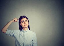 Ξεχασιάρες νέο γρατσουνίζοντας κεφάλι γυναικών στοκ φωτογραφία με δικαίωμα ελεύθερης χρήσης Ξεχασιάρες νέο γρατσουνίζοντας κεφάλι γυναικών στοκ φωτογραφία με δικαίωμα ελεύθερης χρήσης