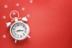 Ξυπνητήρι Χριστουγέννων με snowflakes και διάστημα αντιγράφων στην κόκκινη ΤΣΕ Στοκ Φωτογραφία Ξυπνητήρι Χριστουγέννων με snowflakes και διάστημα αντιγράφων στην κόκκινη ΤΣΕ Στοκ Φωτογραφία