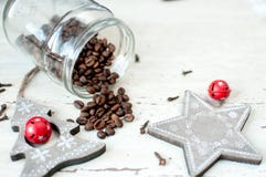 Ξύλινα παιχνίδια Χριστουγέννων στον πίνακα Δέντρο, αστέρι, γαρίφαλα και φασόλια καφέ από ένα βάζο Αγροτική ανασκόπηση Χριστουγένν Στοκ Εικόνες Ξύλινα παιχνίδια Χριστουγέννων στον πίνακα Δέντρο, αστέρι, γαρίφαλα και φασόλια καφέ από ένα βάζο Αγροτική ανασκόπηση Χριστουγένν Στοκ Εικόνες