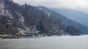 Ξύλινη γέφυρα στη λίμνη Chuzenji, εθνικό πάρκο Nikko το χειμώνα, J στοκ εικόνα με δικαίωμα ελεύθερης χρήσης Ξύλινη γέφυρα στη λίμνη Chuzenji, εθνικό πάρκο Nikko το χειμώνα, J στοκ εικόνα με δικαίωμα ελεύθερης χρήσης