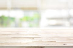 Ξύλινη επιτραπέζια κορυφή στο υπόβαθρο παραθύρων κουζινών θαμπάδων στοκ φωτογραφία με δικαίωμα ελεύθερης χρήσης Ξύλινη επιτραπέζια κορυφή στο υπόβαθρο παραθύρων κουζινών θαμπάδων στοκ φωτογραφία με δικαίωμα ελεύθερης χρήσης