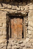 Ξύλινη πόρτα σε έναν τοίχο πετρών στοκ φωτογραφία Ξύλινη πόρτα σε έναν τοίχο πετρών στοκ φωτογραφία