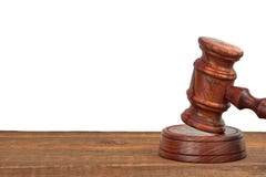 Ξύλινο γραφείο δικαστών με Gavel στον υγιή πίνακα που απομονώνεται στοκ φωτογραφία Ξύλινο γραφείο δικαστών με Gavel στον υγιή πίνακα που απομονώνεται στοκ φωτογραφία