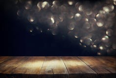 Ξύλινος πίνακας και σκοτεινό υπόβαθρο bokeh έτοιμος για την επίδειξη προϊόντων στοκ εικόνες Ξύλινος πίνακας και σκοτεινό υπόβαθρο bokeh έτοιμος για την επίδειξη προϊόντων στοκ εικόνες