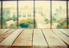 Ξύλινος πίνακας μπροστά από το αφηρημένο άσπρο πράσινο υπόβαθρο θαμπάδων από το παράθυρο γραφείων Στοκ Φωτογραφίες Ξύλινος πίνακας μπροστά από το αφηρημένο άσπρο πράσινο υπόβαθρο θαμπάδων από το παράθυρο γραφείων Στοκ Φωτογραφίες