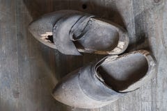 Ξύλινα clogs για την επαρχία Παλαιά ξύλινα παπούτσια στοκ εικόνες Ξύλινα clogs για την επαρχία Παλαιά ξύλινα παπούτσια στοκ εικόνες