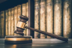 Ξύλινα gavel και νόμου βιβλία στο γραφείο δικηγόρων - αναδρομικό ύφος στοκ εικόνες Ξύλινα gavel και νόμου βιβλία στο γραφείο δικηγόρων - αναδρομικό ύφος στοκ εικόνες