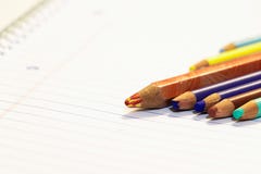 Ξύλινα μολύβια χρώματος το ένα δίπλα στο άλλο σε ένα φύλλο εγγράφου στοκ εικόνες με δικαίωμα ελεύθερης χρήσης Ξύλινα μολύβια χρώματος το ένα δίπλα στο άλλο σε ένα φύλλο εγγράφου στοκ εικόνες με δικαίωμα ελεύθερης χρήσης