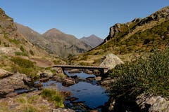 Ξύλινη γέφυρα στο ίχνος Estanys de Tristaina, Πυρηναία, Ανδόρα πεζοπορίας στοκ φωτογραφίες με δικαίωμα ελεύθερης χρήσης Ξύλινη γέφυρα στο ίχνος Estanys de Tristaina, Πυρηναία, Ανδόρα πεζοπορίας στοκ φωτογραφίες με δικαίωμα ελεύθερης χρήσης