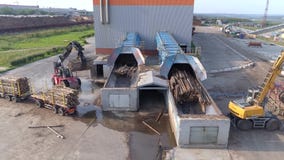 ξύλινη επεξεργασία Εκφόρτωση του ξύλου για την επεξεργασία στα τσιπ απόθεμα βίντεο ξύλινη επεξεργασία Εκφόρτωση του ξύλου για την επεξεργασία στα τσιπ απόθεμα βίντεο