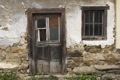Πρόσοψη του εγκαταλειμμένου σπιτιού στοκ φωτογραφία Πρόσοψη του εγκαταλειμμένου σπιτιού στοκ φωτογραφία
