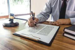 Ξύλινο gavel στον πίνακα, το νόμο, τον πληρεξούσιο δικηγόρων και την έννοια δικαιοσύνης, αρσενικός δικηγόρος που λειτουργεί τα έγ στοκ φωτογραφίες Ξύλινο gavel στον πίνακα, το νόμο, τον πληρεξούσιο δικηγόρων και την έννοια δικαιοσύνης, αρσενικός δικηγόρος που λειτουργεί τα έγ στοκ φωτογραφίες