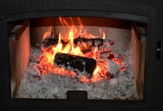 Ξύλινο κάψιμο σε μια άνετη εστία στο σπίτι στο εσωτερικό Εστία ως κομμάτι των επίπλων Χριστούγεννα στοκ φωτογραφία με δικαίωμα ελεύθερης χρήσης Ξύλινο κάψιμο σε μια άνετη εστία στο σπίτι στο εσωτερικό Εστία ως κομμάτι των επίπλων Χριστούγεννα στοκ φωτογραφία με δικαίωμα ελεύθερης χρήσης