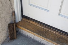 Ξύλινο κατώφλι, πόρτα και συγκεκριμένη προσγείωση ενός σπιτιού με μια παλαιά βούρτσα παπουτσιών στη γωνία Στοκ εικόνες με δικαίωμα ελεύθερης χρήσης Ξύλινο κατώφλι, πόρτα και συγκεκριμένη προσγείωση ενός σπιτιού με μια παλαιά βούρτσα παπουτσιών στη γωνία Στοκ εικόνες με δικαίωμα ελεύθερης χρήσης