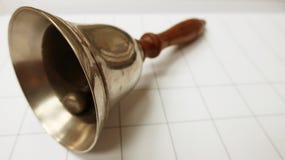 Ξύλινο κουδούνι μετάλλων παλιού σχολείου στοκ φωτογραφία Ξύλινο κουδούνι μετάλλων παλιού σχολείου στοκ φωτογραφία