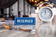 Ξύλινο μπλε άσπρο ορθογώνιο πιάτο κινηματογραφήσεων σε πρώτο πλάνο με τη λέξη που διατηρείται στάση στον γκρίζο εκλεκτής ποιότητα στοκ εικόνες Ξύλινο μπλε άσπρο ορθογώνιο πιάτο κινηματογραφήσεων σε πρώτο πλάνο με τη λέξη που διατηρείται στάση στον γκρίζο εκλεκτής ποιότητα στοκ εικόνες
