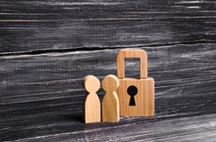 Ξύλινοι άνθρωποι με τα λουκέτα Δύο άνθρωποι με μια κλειδαριά Προστασία και ασφάλεια, επιβοηθητική εγγύηση, δάνειο για μια υποθήκη Στοκ Φωτογραφία Ξύλινοι άνθρωποι με τα λουκέτα Δύο άνθρωποι με μια κλειδαριά Προστασία και ασφάλεια, επιβοηθητική εγγύηση, δάνειο για μια υποθήκη Στοκ Φωτογραφία