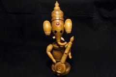 Ξύλινος Λόρδος Ganesha με το μαύρο υπόβαθρο στοκ φωτογραφίες Ξύλινος Λόρδος Ganesha με το μαύρο υπόβαθρο στοκ φωτογραφίες