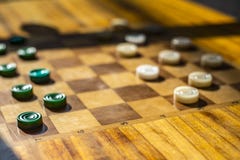 Ξύλινος πίνακας με τους ελεγκτές στο δωμάτιο παιχνιδιών στοκ φωτογραφία με δικαίωμα ελεύθερης χρήσης Ξύλινος πίνακας με τους ελεγκτές στο δωμάτιο παιχνιδιών στοκ φωτογραφία με δικαίωμα ελεύθερης χρήσης