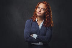 Ο Redhead θηλυκός επόπτης έντυσε σε ένα κομψό κοστούμι στοκ φωτογραφία με δικαίωμα ελεύθερης χρήσης Ο Redhead θηλυκός επόπτης έντυσε σε ένα κομψό κοστούμι στοκ φωτογραφία με δικαίωμα ελεύθερης χρήσης