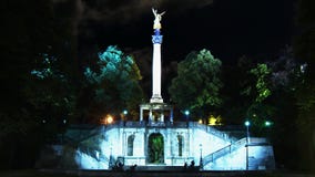 Ο άγγελος της ειρήνης Friedensengel, άγγελος της ειρήνης είναι ένα μνημείο στ απόθεμα βίντεο Ο άγγελος της ειρήνης Friedensengel, άγγελος της ειρήνης είναι ένα μνημείο στ απόθεμα βίντεο