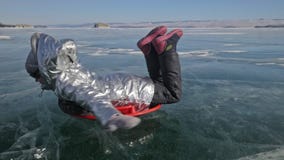 Ο άνδρας γυρίζει τη γυναίκα στον πάγο Ο πατέρας γυρίζει την κόρη του και τη μητέρα της σε έναν πάγο Η οικογένεια έχει τη διασκέδα φιλμ μικρού μήκους Ο άνδρας γυρίζει τη γυναίκα στον πάγο Ο πατέρας γυρίζει την κόρη του και τη μητέρα της σε έναν πάγο Η οικογένεια έχει τη διασκέδα φιλμ μικρού μήκους