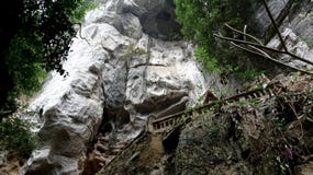 Ο άσπρος απότομος βράχος ανοίγει το δρόμο στη σπηλιά στοκ εικόνα Ο άσπρος απότομος βράχος ανοίγει το δρόμο στη σπηλιά στοκ εικόνα