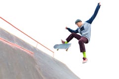 Ο έφηβος skateboarder στην ΚΑΠ κάνει ένα τέχνασμα με ένα άλμα στην κεκλιμένη ράμπα στο skatepark σκέιτερ και κεκλιμένη ράμπα επάν στοκ φωτογραφία με δικαίωμα ελεύθερης χρήσης Ο έφηβος skateboarder στην ΚΑΠ κάνει ένα τέχνασμα με ένα άλμα στην κεκλιμένη ράμπα στο skatepark σκέιτερ και κεκλιμένη ράμπα επάν στοκ φωτογραφία με δικαίωμα ελεύθερης χρήσης